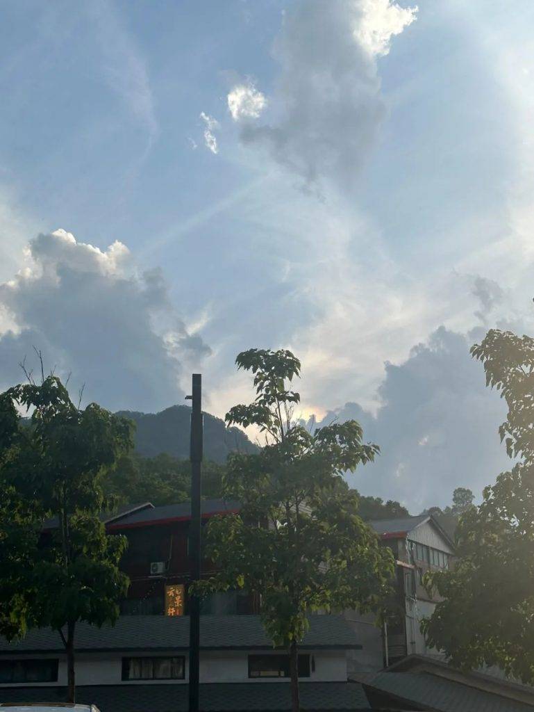 来，看看你拍的老君山云朵-老君山楼梯