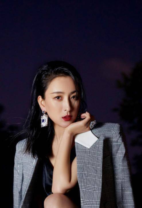 马苏还无戏可拍?今穿吊带裙露大腿,这腿哪个直男会不爱_裙子_黑色_连