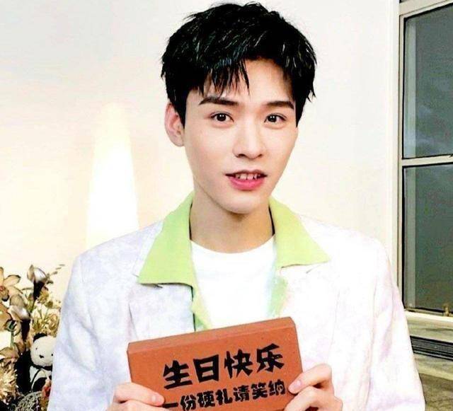 龚俊生日直播,翻唱《夜曲》做足功课,大方讨论职业规划_时候_朋友