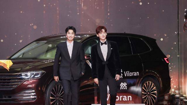 为了活跃现场气氛,贾乃亮将现场的明星都拼成了组合,比方杨紫和李现