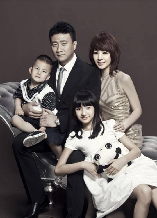 胡军:曾因绯闻险些分手,坦荡表示:我一生只爱两个女人_卢芳_婚姻_妻子