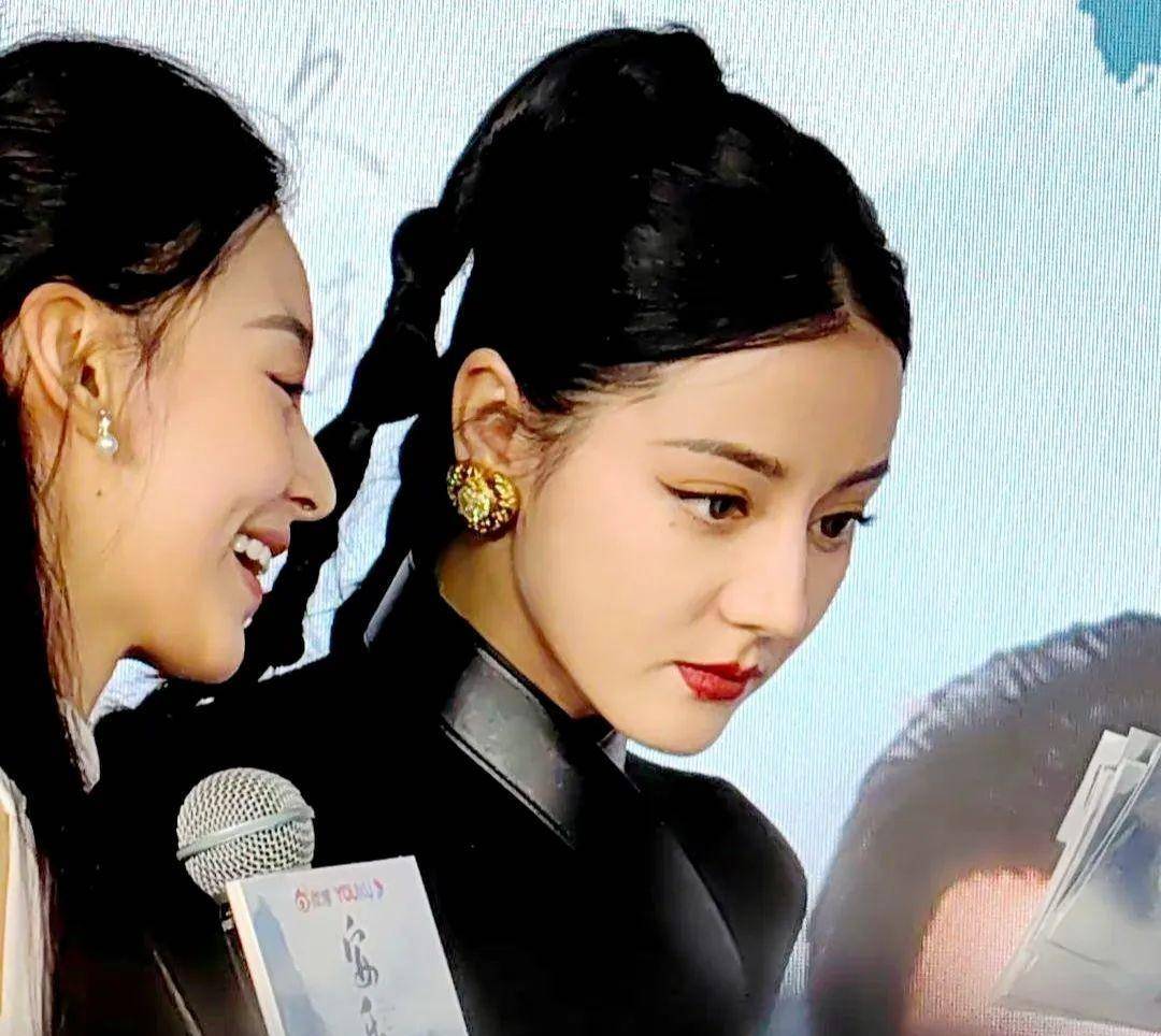 迪丽热巴现身记者会《安乐传》,身穿黑色紧身长裙,宛如女特工_魅力