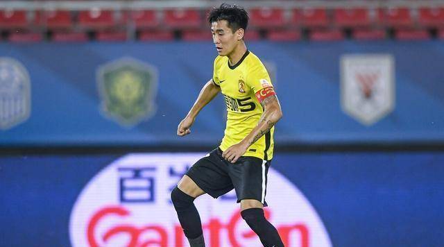 上海媒体曝出猛料,韦世豪年薪不够还房贷,球迷:中超就是个笑话_球员