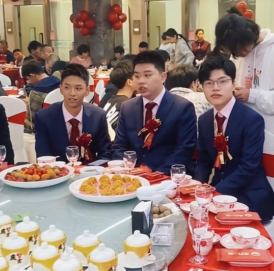 厦门三胞胎同日结婚!