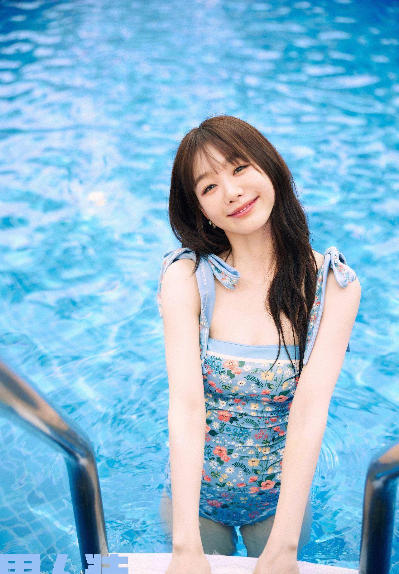 半边身子没入水中,玩弄着湿身的诱惑.她的小嘴,清纯又感性.