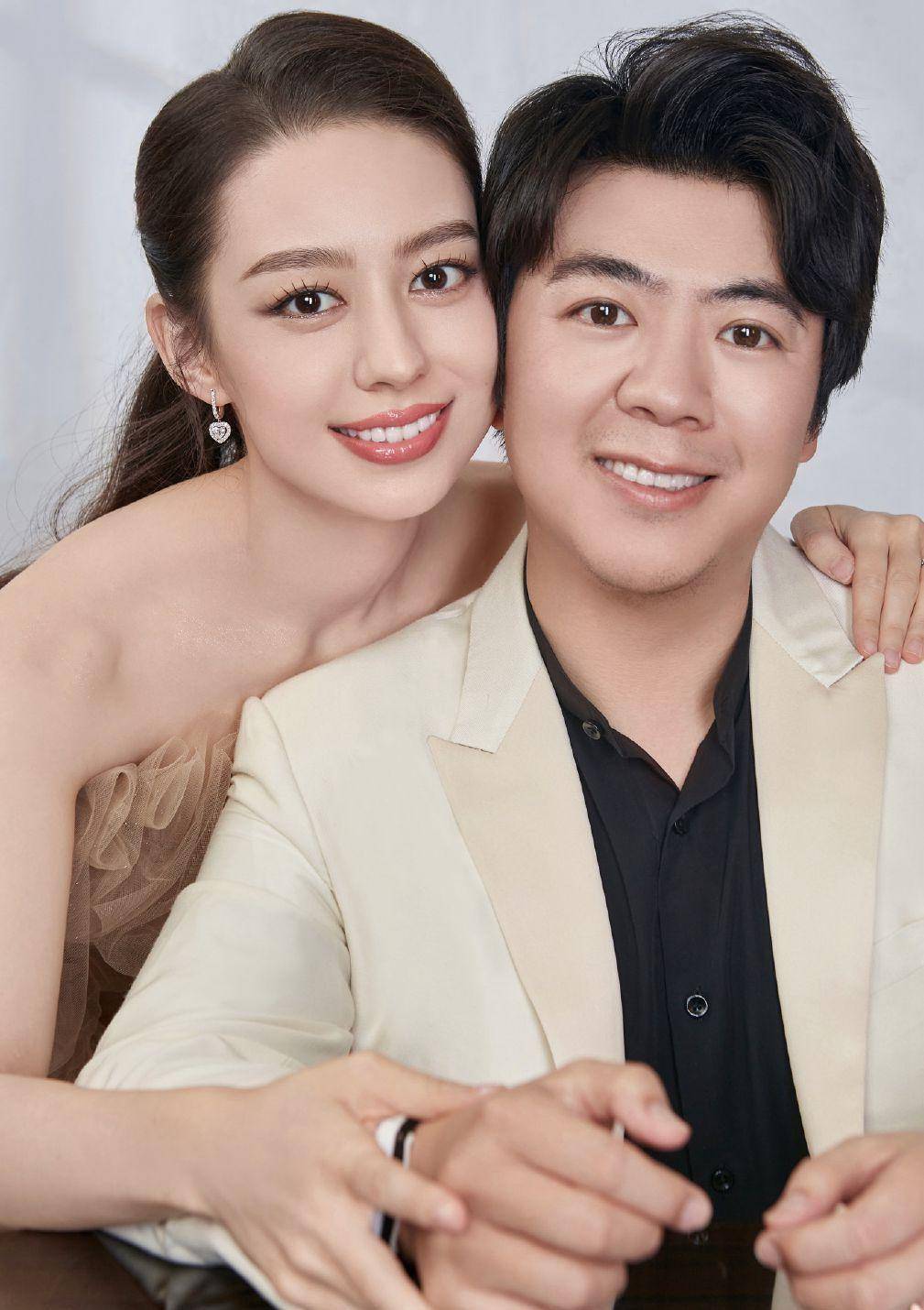 郎朗演奏吉娜深情注视,为儿子庆生很甜蜜,与婆婆互相搂腰似母女_一