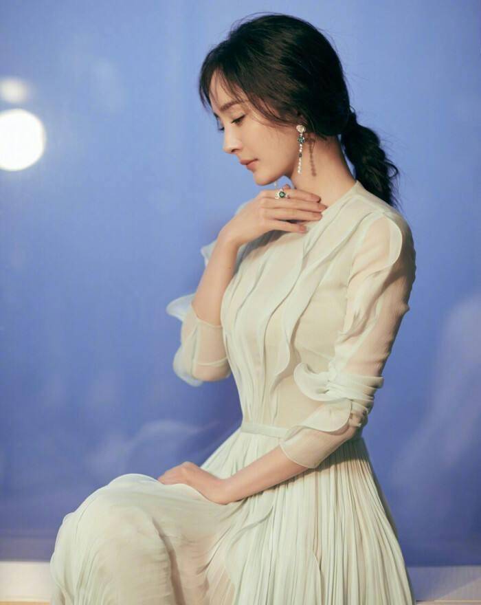 为什么杨幂34岁还被称为少女,而有的人二十几岁就被喊阿姨?