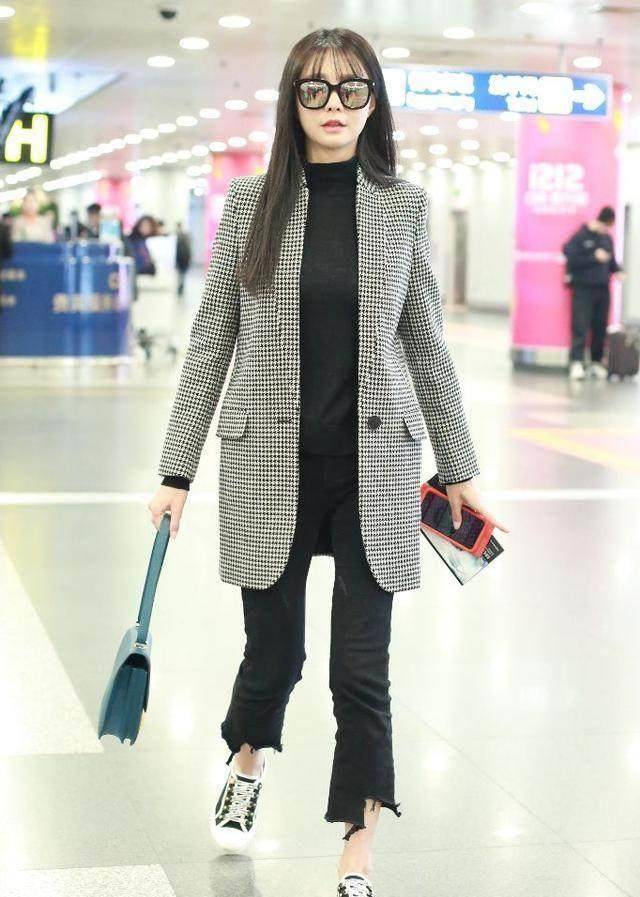 沈梦辰一件格子外套,内搭黑色打底衣和打底裤,脚踩平底鞋出现在机场.