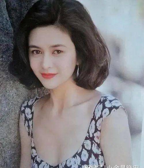 关之琳的艺人生涯始于青涩的十几岁,她从电影《龙兄虎弟》,《夏日福星