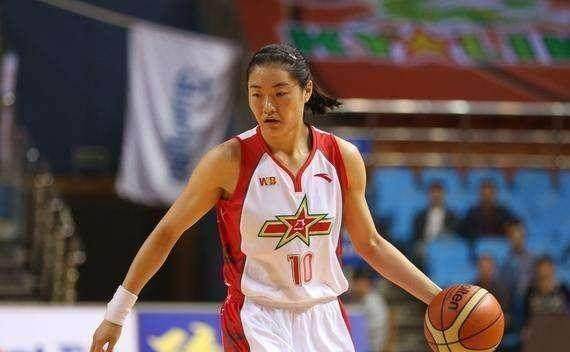 第一节,八一队率先拿到球权,不过张丽婷内线进攻不中,赵志芳回过来中