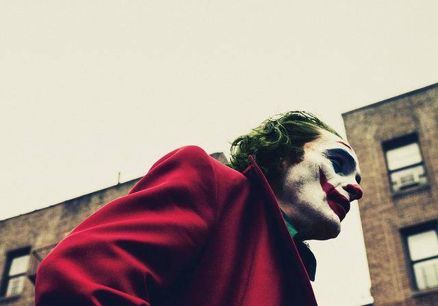 揭露黑化小丑背后的故事_生活_社会_电影