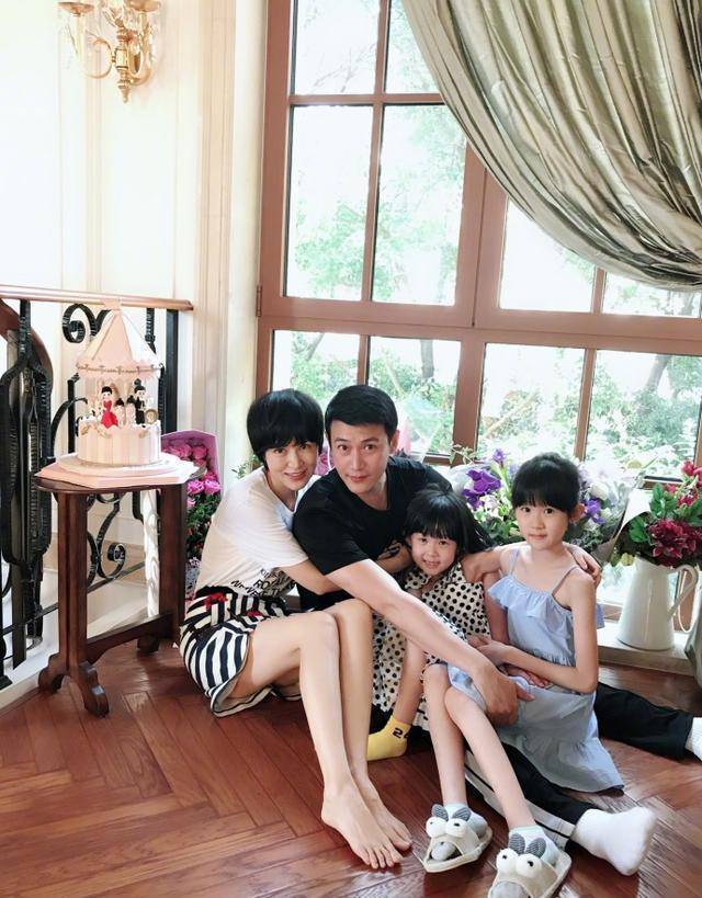 陆毅晒送女儿上学照,母女三人同框好温馨,贝儿又变漂亮了_话说_小叶子