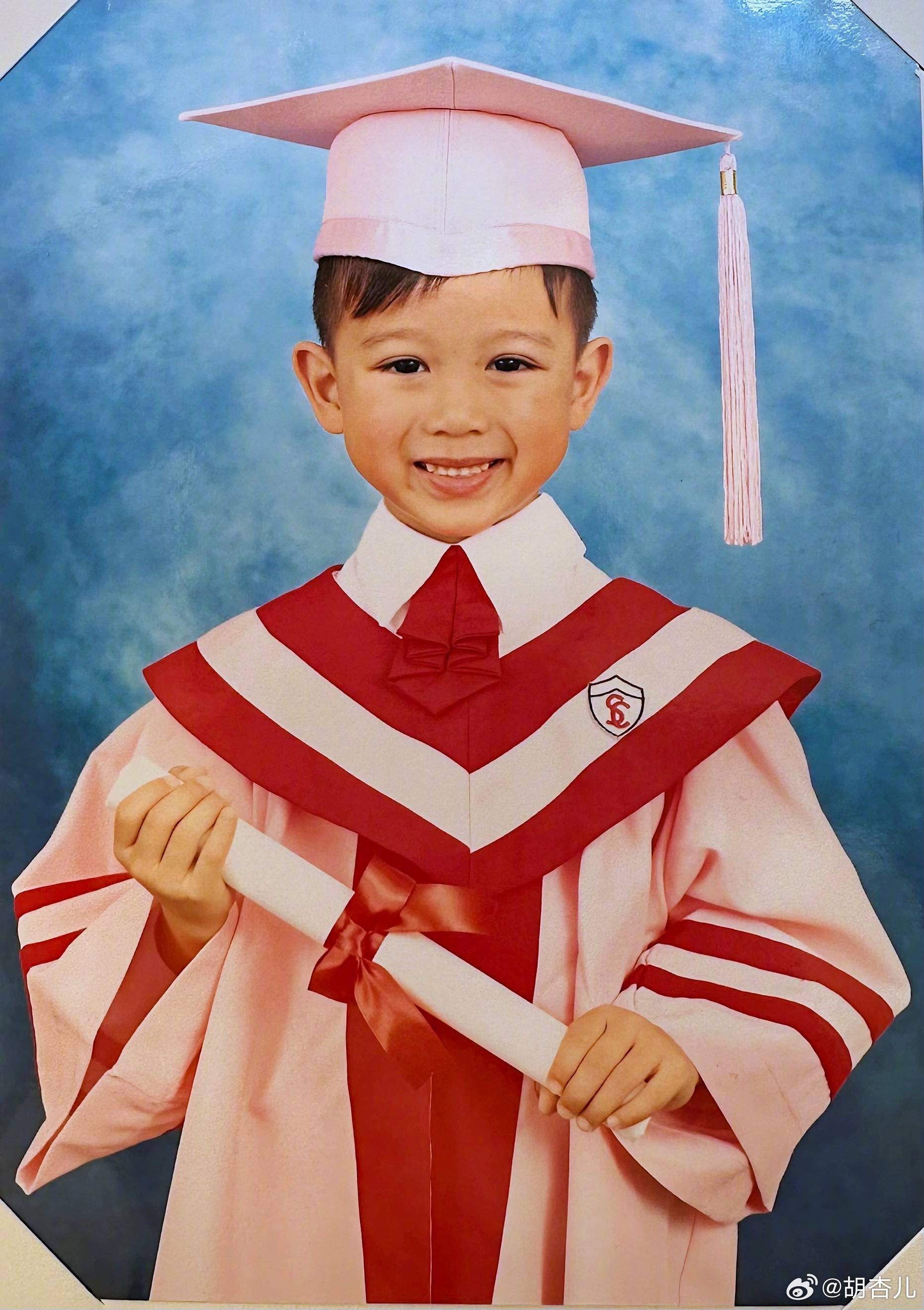 大儿子李奕霆已经6岁了,穿着毕业典礼粉红色长袍,头上戴着四方帽,配上