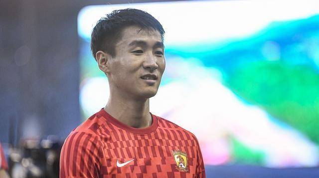 上海媒体曝出猛料,韦世豪年薪不够还房贷,球迷:中超就是个笑话_球员