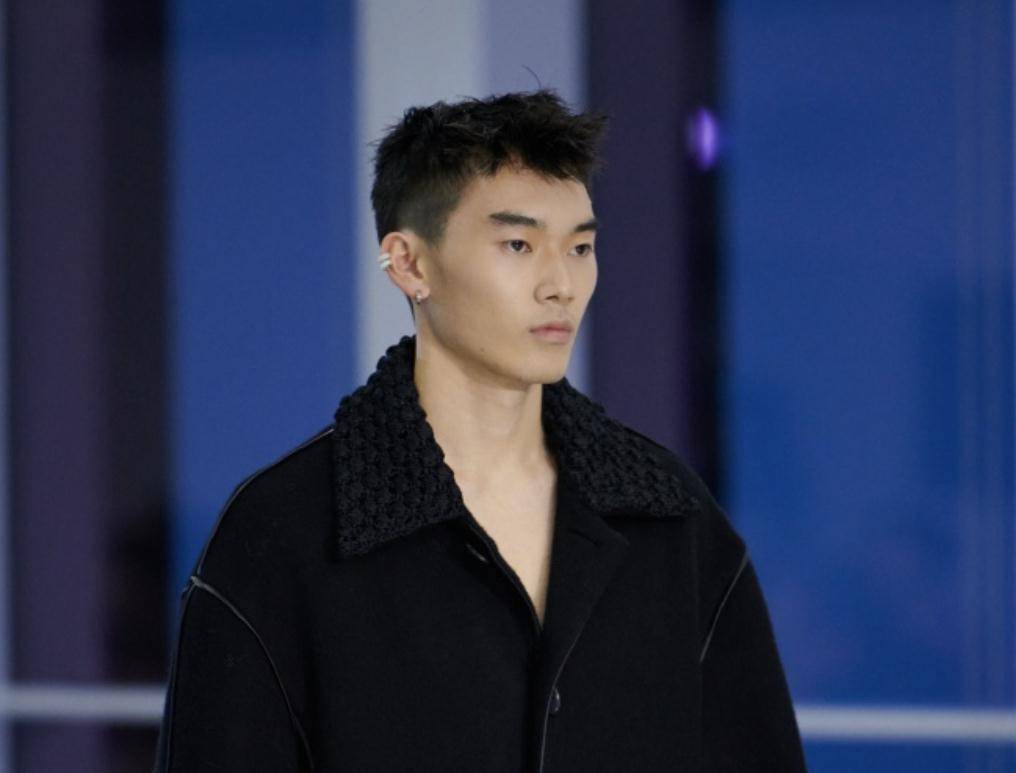 林依轮52岁生日秀恩爱,夫妻都是赚钱高手,俩儿子颜值不如父母高_西华