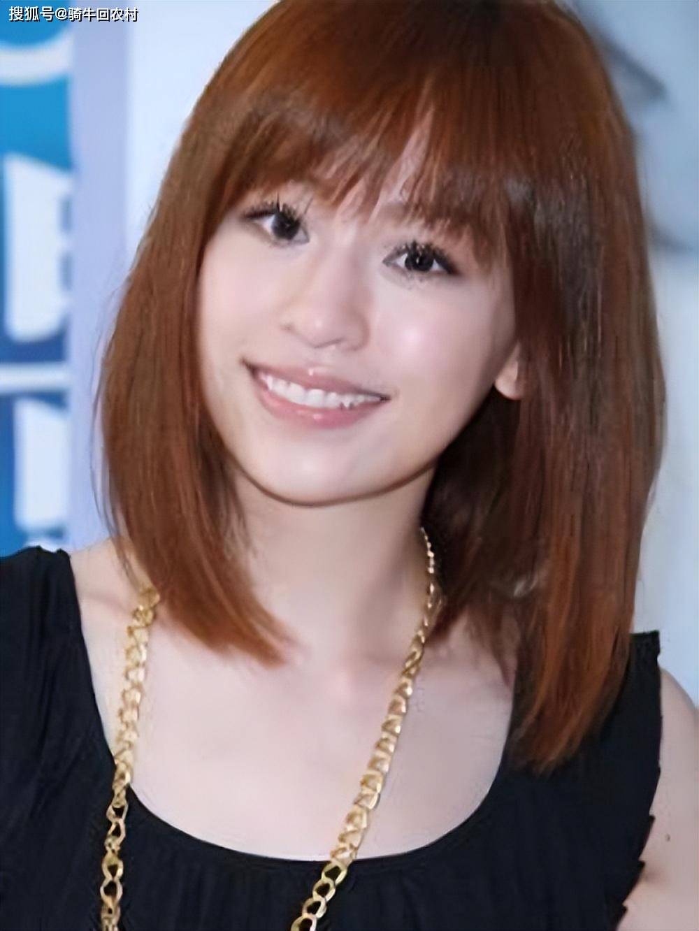 王心凌出场的那首《爱你》直接让弹幕爆炸,无数王心凌男孩,王心凌女孩