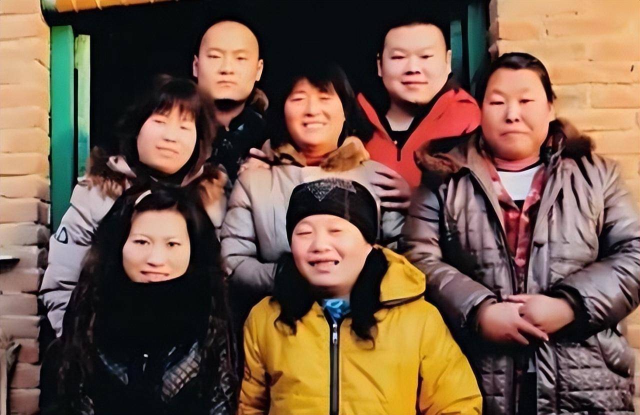 岳云鹏回老家祭拜父亲,与粉丝合影难掩悲伤,两个膝盖都是泥土_向天堂