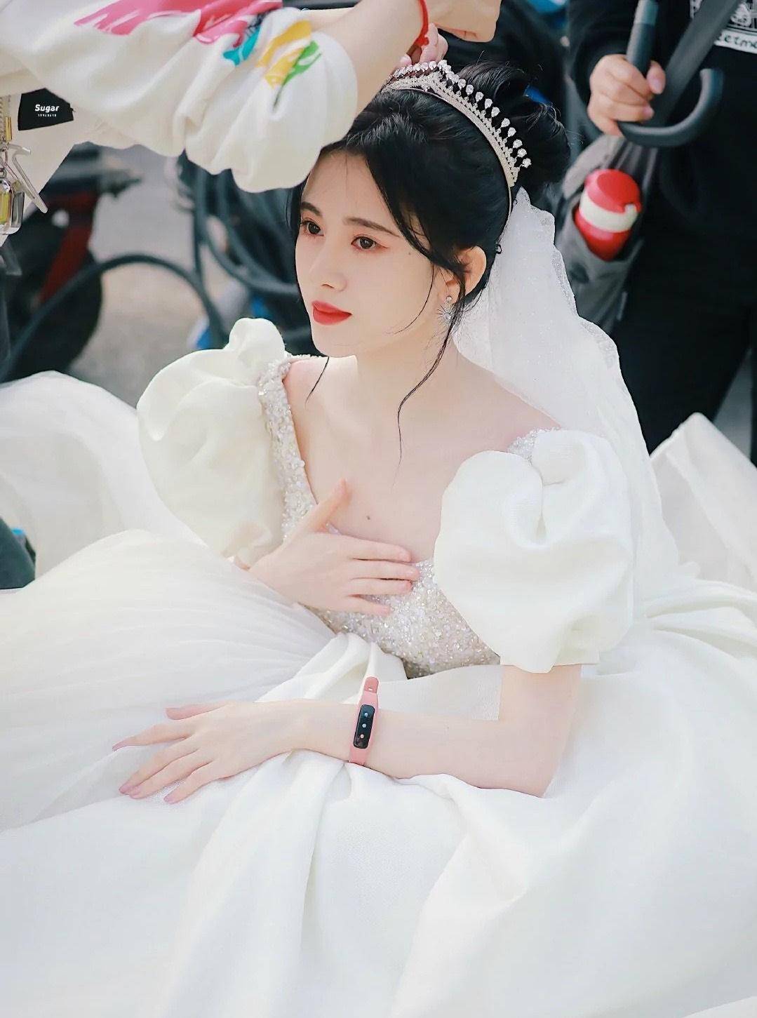 鞠婧祎的每一套造型都非常的适合她,尤其是这套婚纱造型让她美的就像