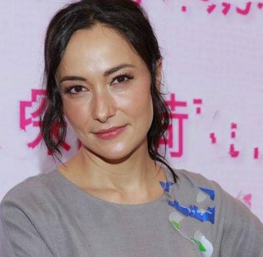 吴彦祖携妻女回国,45岁妻子素颜显老态,10岁女儿眉眼英气像爸爸_lisa