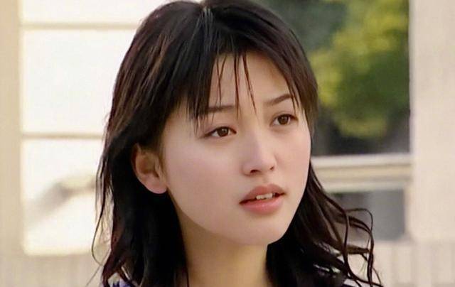 金莎机场拿甘蔗过安检,调侃自己像丐帮帮主,一身白裙清新脱俗 _明星