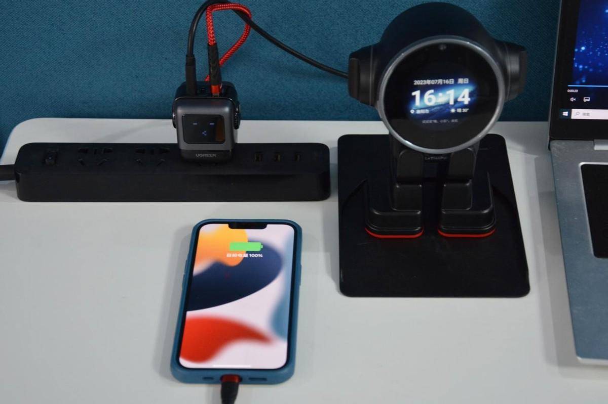 萌宠机器人造型，绿联Q湃机器人65W快充充电器体验，生产力加倍