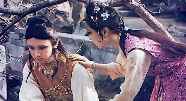 王夫人身边的金钏,王熙凤身边的平儿,黛玉身边的紫鹃,包括宝玉身边的