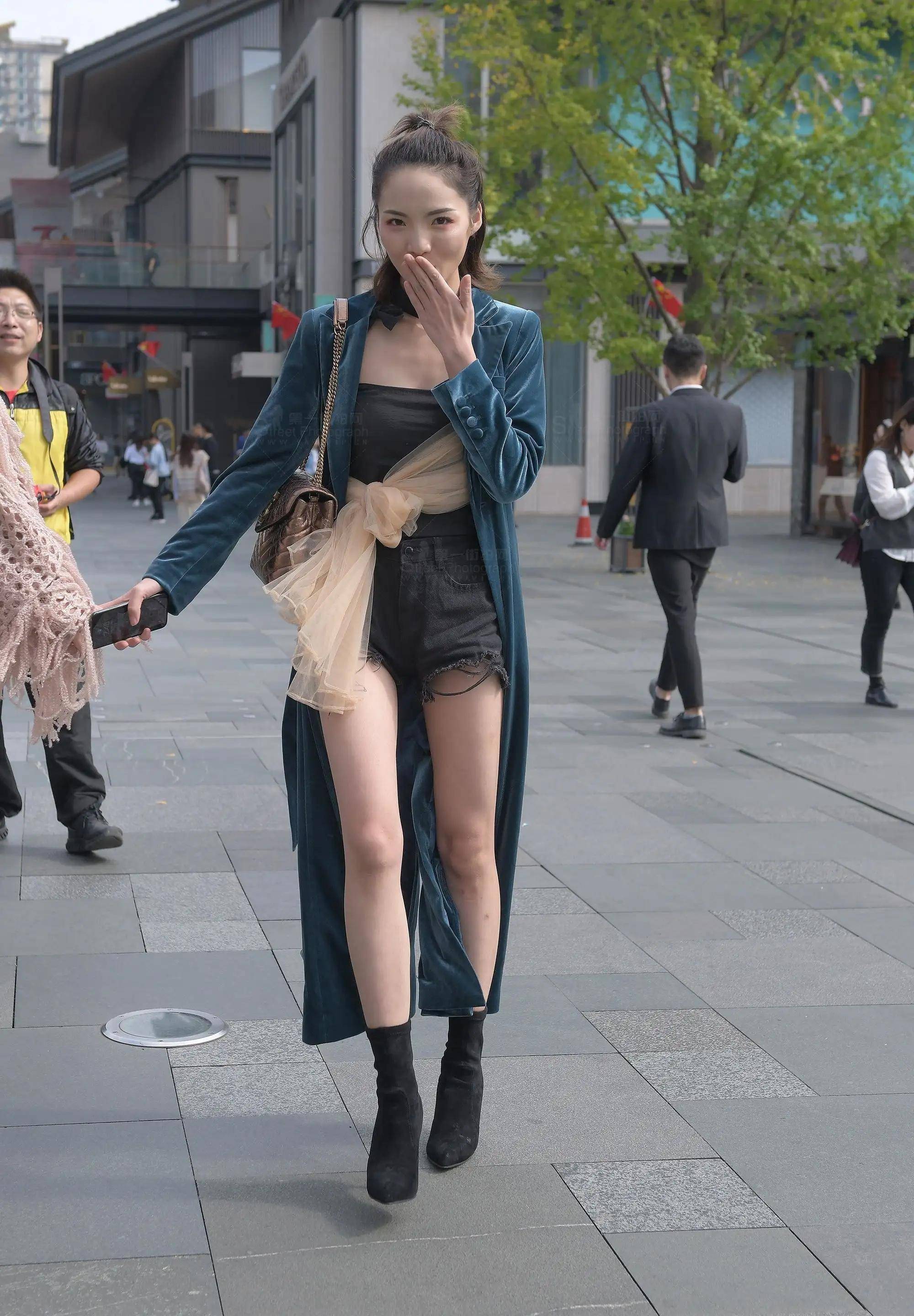 年轻热裤美女_青春_身材苗条_时尚