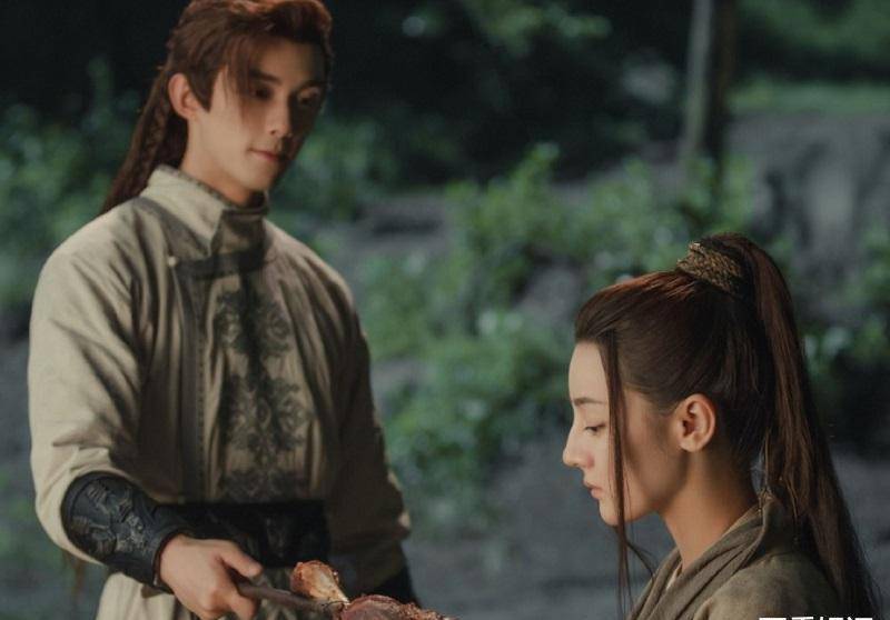 吴磊给热巴吹风扇,谁注意弟弟看姐姐的眼神?这对cp我嗑上了!