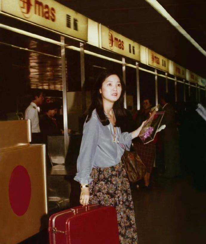 原来80年代才是时髦前沿,看邓丽君的穿搭就知道了,洋气又风情_组合_时