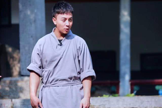 5岁就红遍全国,曾因长胖被吐槽,今31岁瘦下来帅出新高度_释小龙_时分