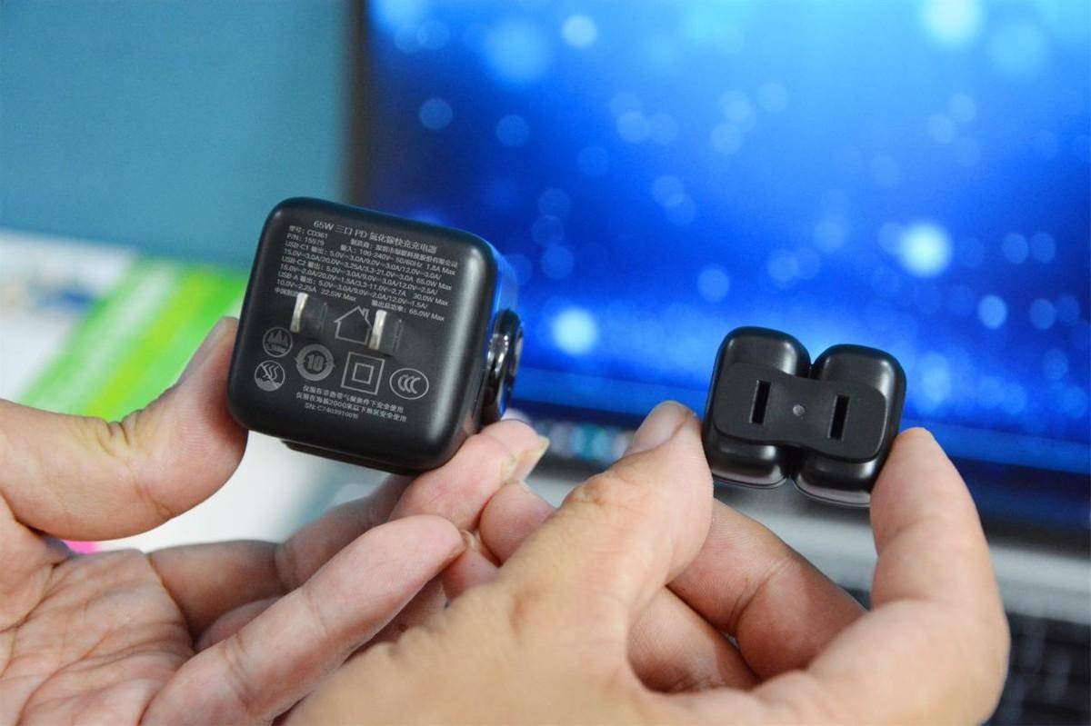 萌宠机器人造型，绿联Q湃机器人65W快充充电器体验，生产力加倍