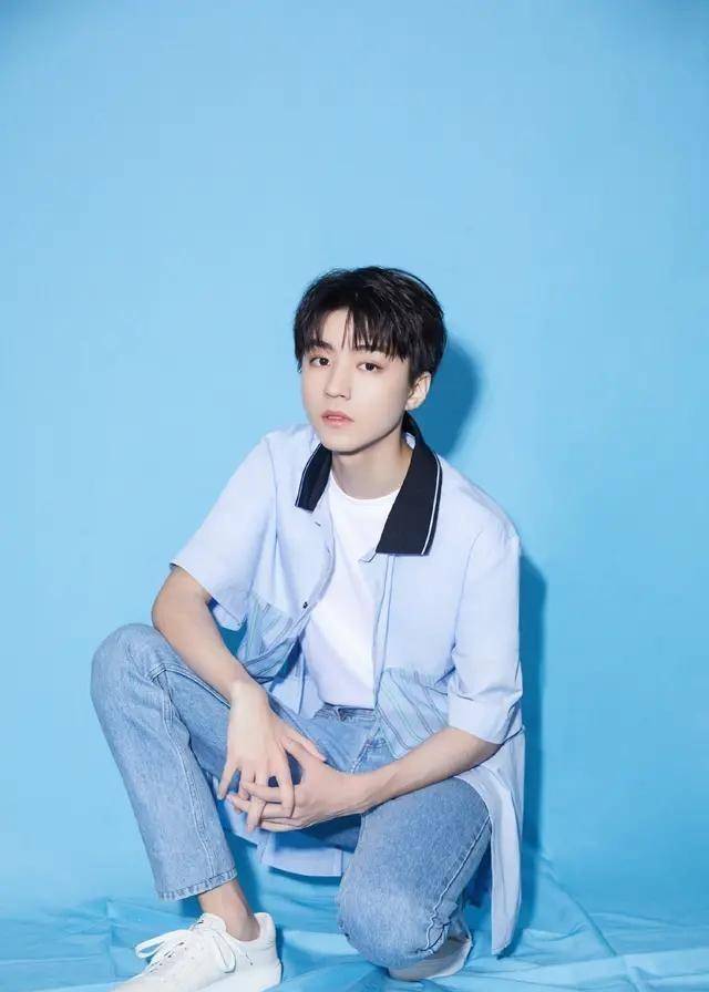 王俊凯最新帅照来袭,穿白色衬衫尽显阳光帅气,颜值真的很抗打!