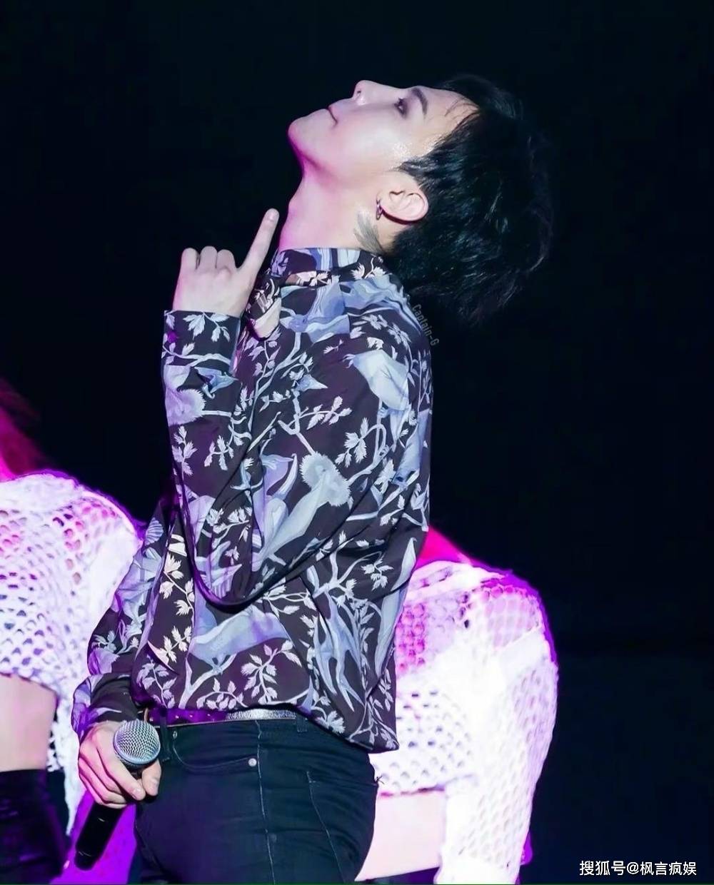 权志龙疑似新恋情曝光,与美女多张同款照被扒,女方正面照曝光_jennie