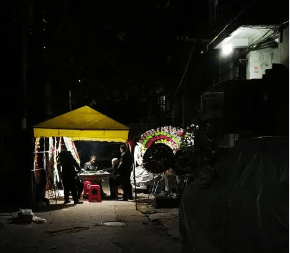 人去世后为什么要守夜，应该由谁来守怎么守？_遗体_逝者_香火