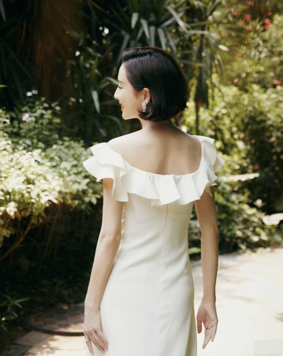 佟丽娅晒美照,蝴蝶背成最大亮点,真的有37岁吗?_照片_状态_造型