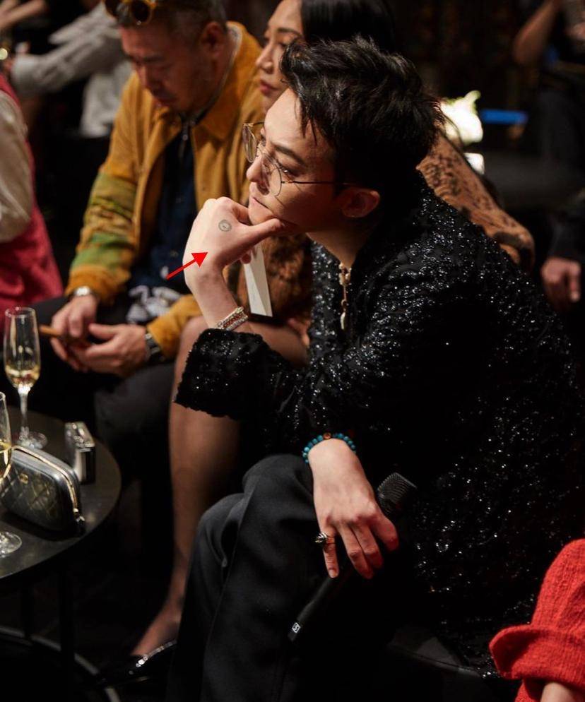 权志龙疑似新恋情曝光,与美女多张同款照被扒,女方正面照曝光_jennie