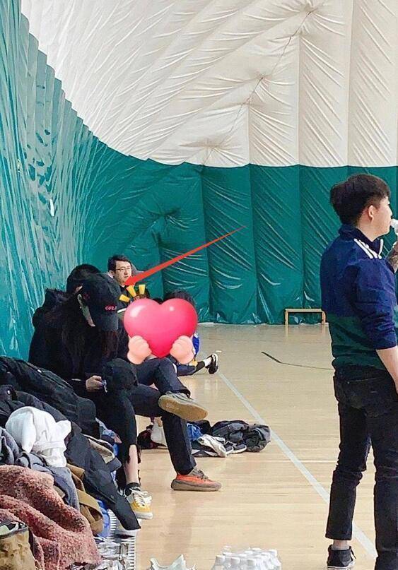 鹿晗邓超深夜打篮球,关晓彤场边默默等候太甜了_恋情_低调_王牌