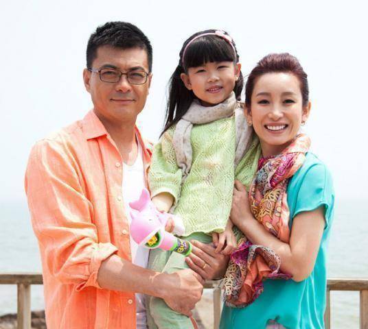 但秦海璐因为太低调,只有一段被人熟知的恋情,她的前男友,是一位富豪