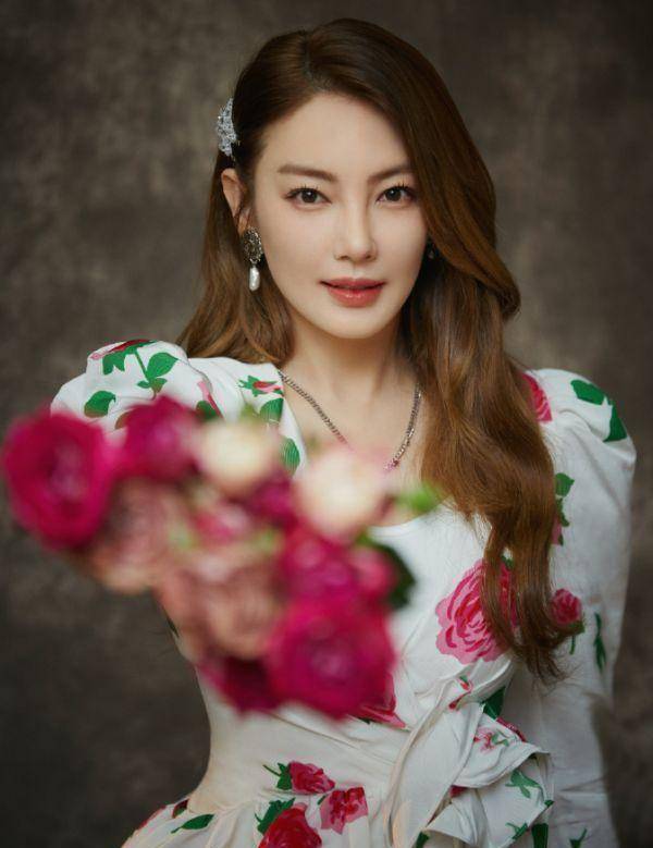 替代谢娜的一百多天,34岁拥有"人鱼身姿",穿修身裙露面太绝_张雨绮