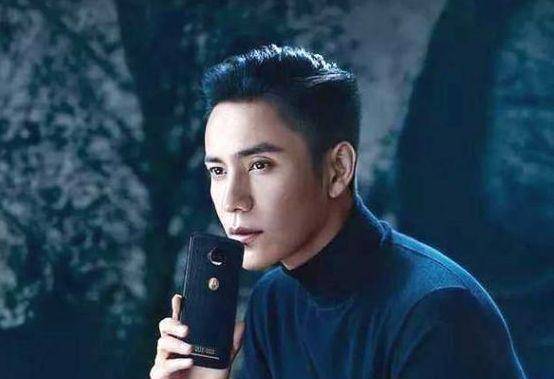 陈坤曾在《开讲啦》节目中提起自己从小的经历,他小时候父母就离异了