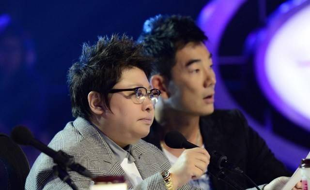 甚至连绯闻对象也没有,大家都不知道韩红与栾树曾有过一段短暂的恋情