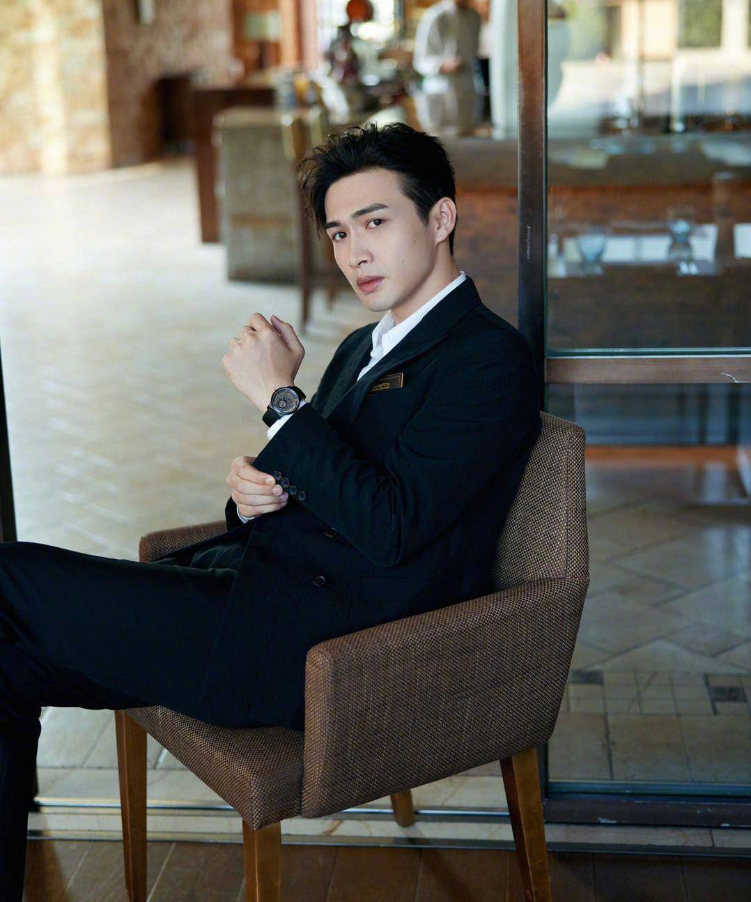 随后,张彬彬本人忍不住出面辟谣,表示:"准备过光棍节的人,十脸迷惑.