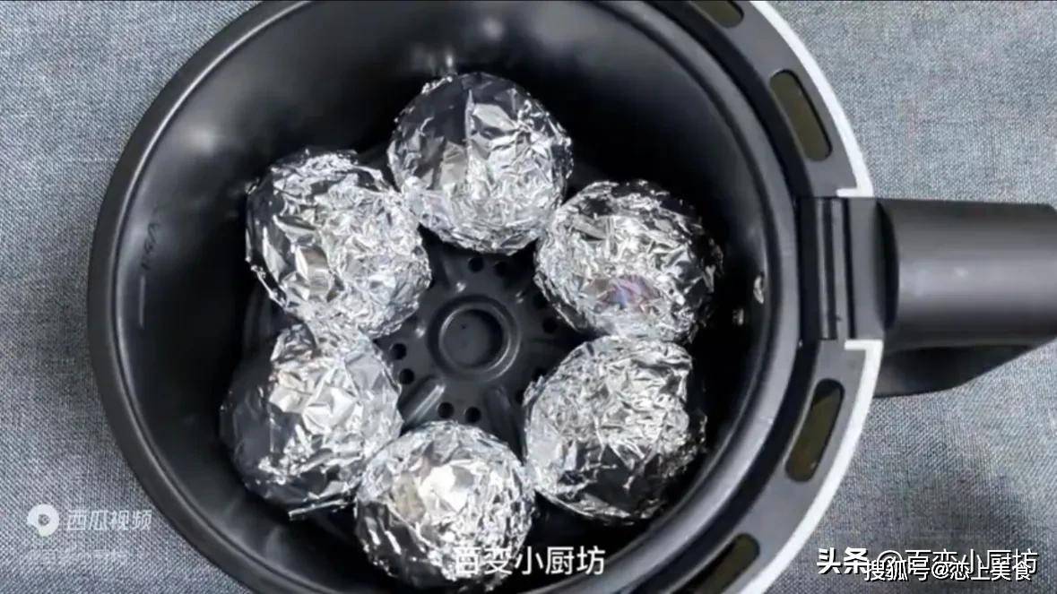 比水煮蛋做法简单好吃,强烈建议试一试_锡纸_包裹_调料