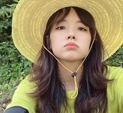 图片中的王冰冰梳着一头披肩发,样貌依旧是那样地单