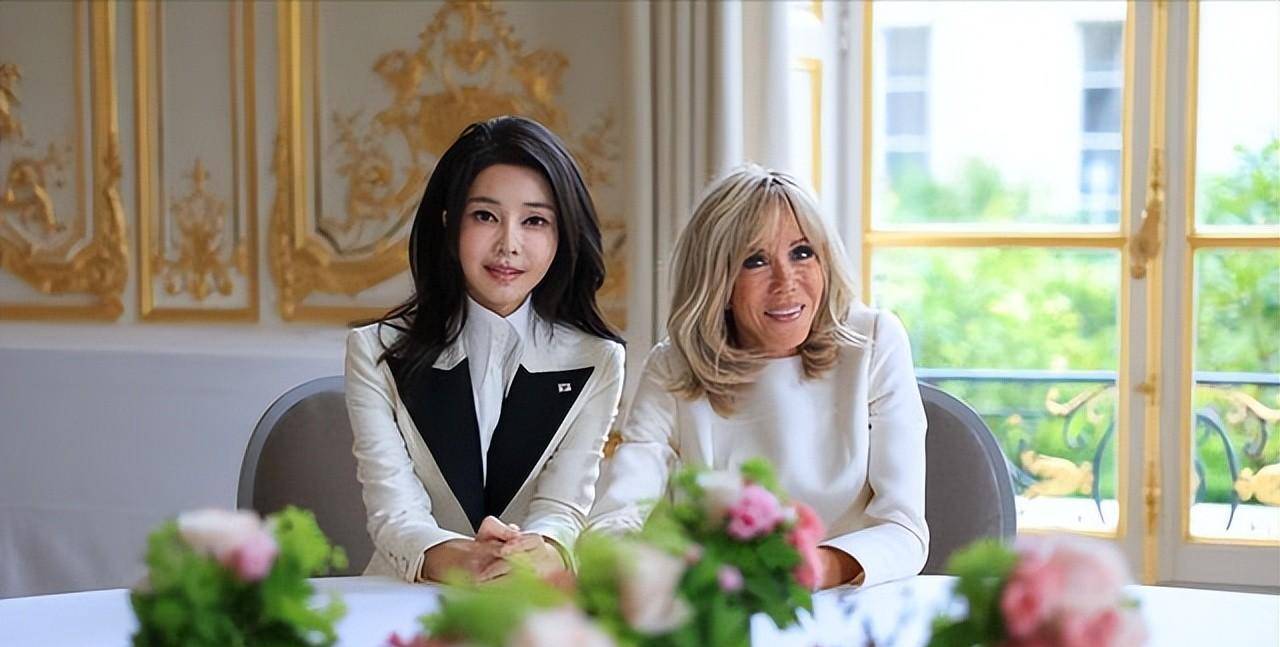韩法两国第一夫人同框,金建希穿黑白配好显美,布丽吉特赢在气质_衣服