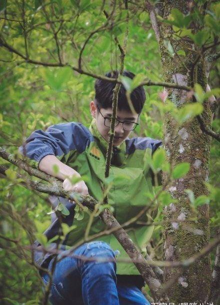 刘昊然参加活动礼貌满分,一场介绍暴露真人品,15秒内8次鞠躬_动作