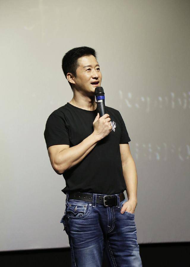 吴京个人投资了8000万元,有媒体算了一笔账,吴京及旗下公司登峰国际分