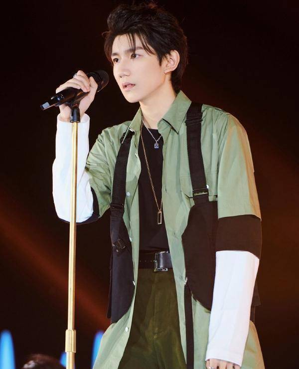 王源大背头精致,易烊千玺大背头帅气,而王俊凯告诉你什么是男神_网友