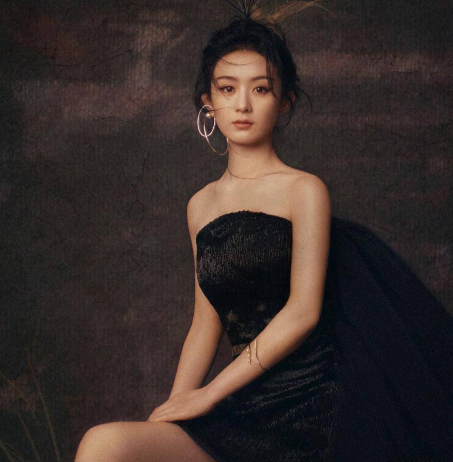 赵丽颖新剧路透好飒,长发披肩穿长衫肤白貌美,手持长枪随风而动太帅了