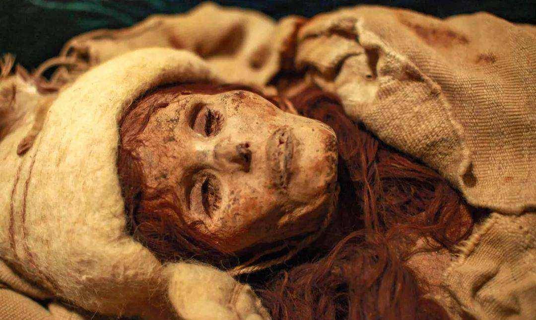 1986年,福建挖出夫妻合葬墓,尸身700年不腐,皮肤柔软血管清晰_棺材